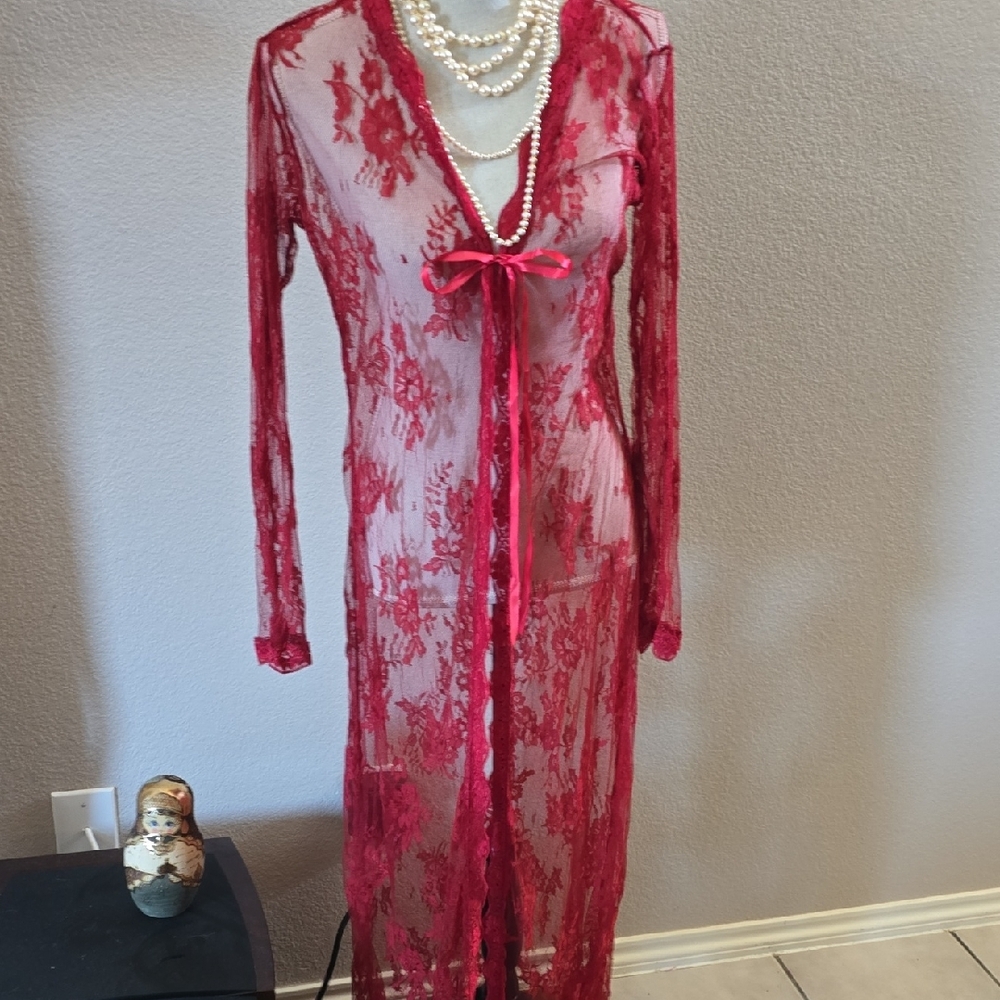 Luxurious Scarlet Lace Robe - Picture 2 of 9